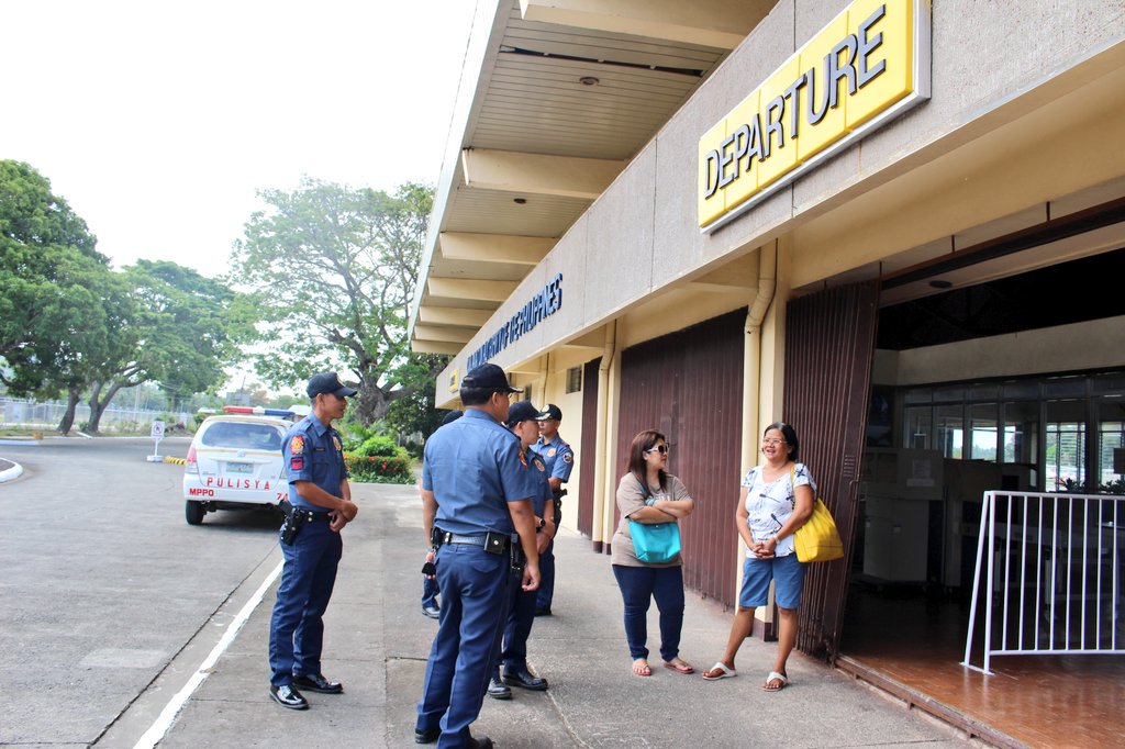 MarinduquePCR's tweet photo. Pd Abella monitors the safety&amp;security of passengers #lakbayalalay #HolyWeek @pnpdpcr @rpio_mimaropa @PRO4B_MIMAROPA https://t.co/5QniJE3JcX