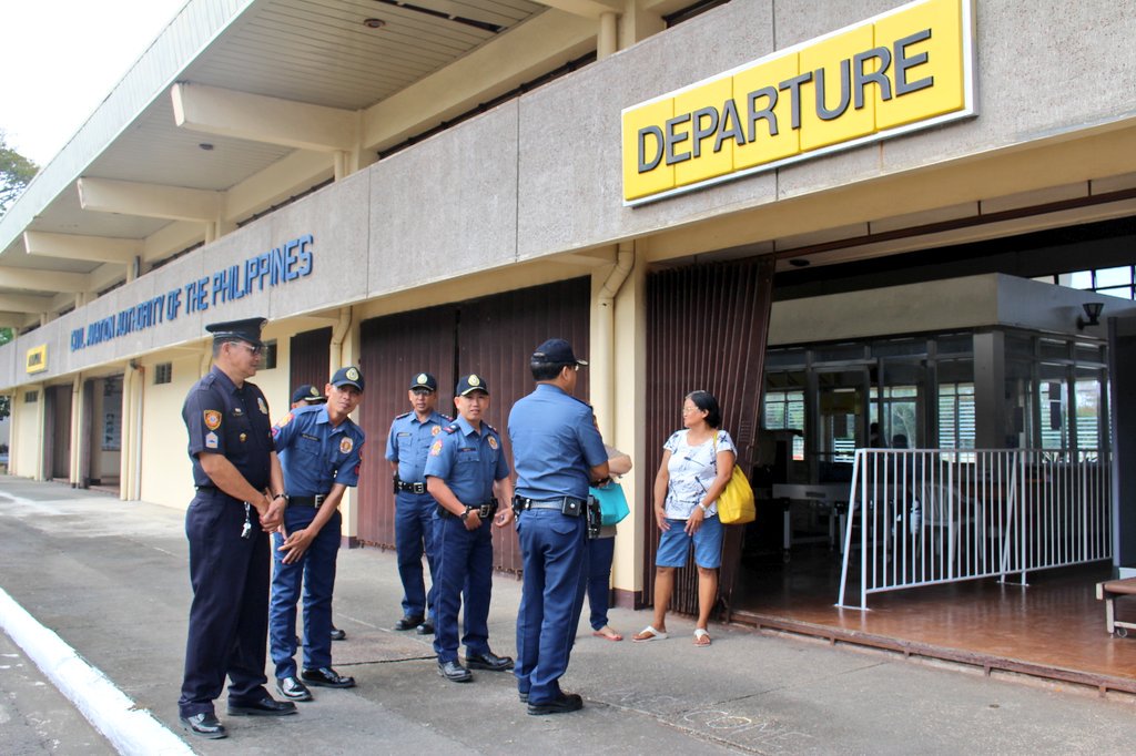 MarinduquePCR's tweet photo. Pd Abella monitors the safety&amp;security of passengers #lakbayalalay #HolyWeek @pnpdpcr @rpio_mimaropa @PRO4B_MIMAROPA https://t.co/5QniJE3JcX