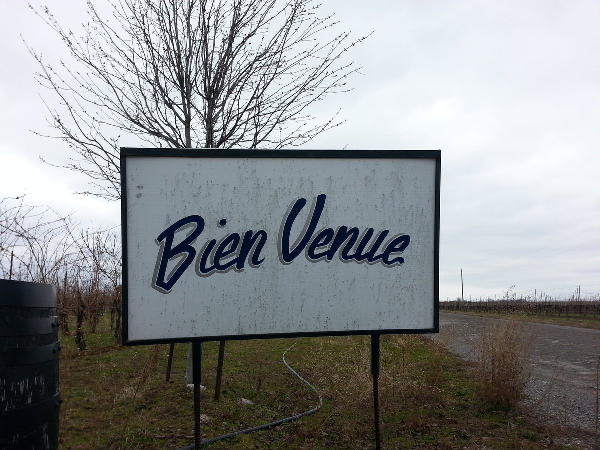 squabtweets's tweet photo. So many retro handpainted signs to be found across the Niagara region. #typehunt https://t.co/fZqbcK6PyW
