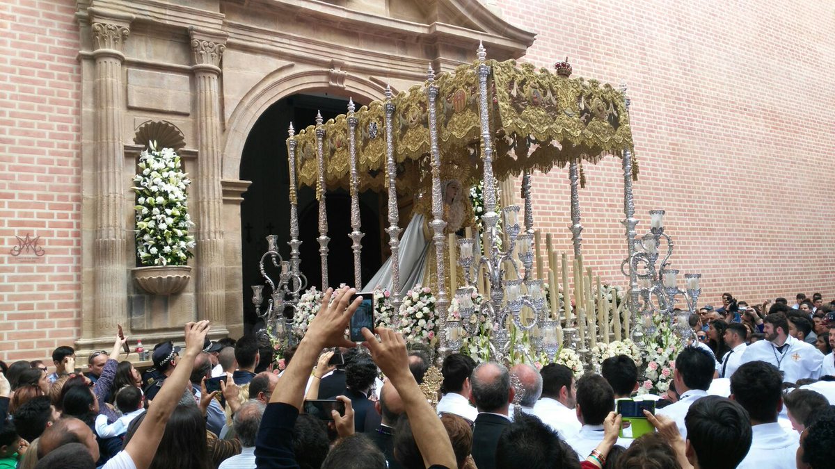 CofradesDMalaga's tweet photo. Con estas imágenes del encierro de la Reina de los Cielos damos por finalizada esta Semana Santa 2016 #MLGCofrades https://t.co/xBitSZ2FaF