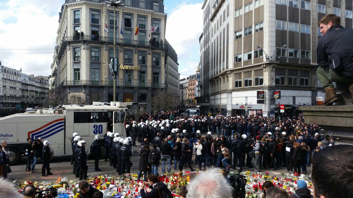 Bruxelles: bilancio vittime e scontri polizia-hooligans