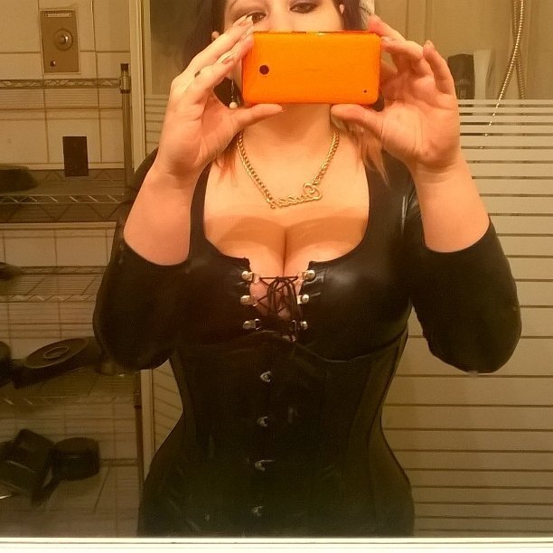 Curvy Queen 👑Tribute to see more! More tributes = More pics/vids tinyurl.com/n82slem kinkology@hotmail.com