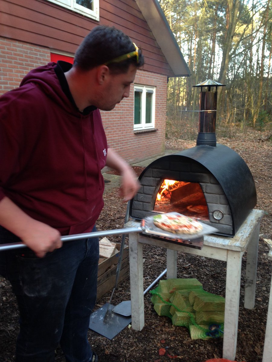 Niet alleen zomaar een pizza eten. #nietzomaareenhit #HITBaarn #HIT2016