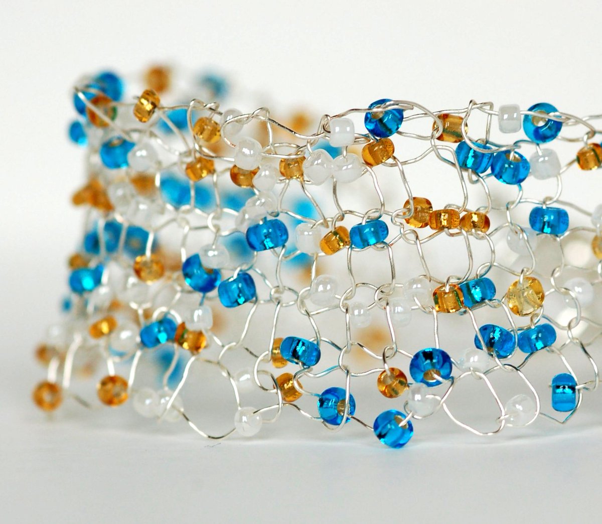 thewoollytangle's tweet photo. And one with a few more #beads for those #beadaddicts out there! https://t.co/miH7jSFA56 #handmadehour #bracelet https://t.co/xm781tISsp
