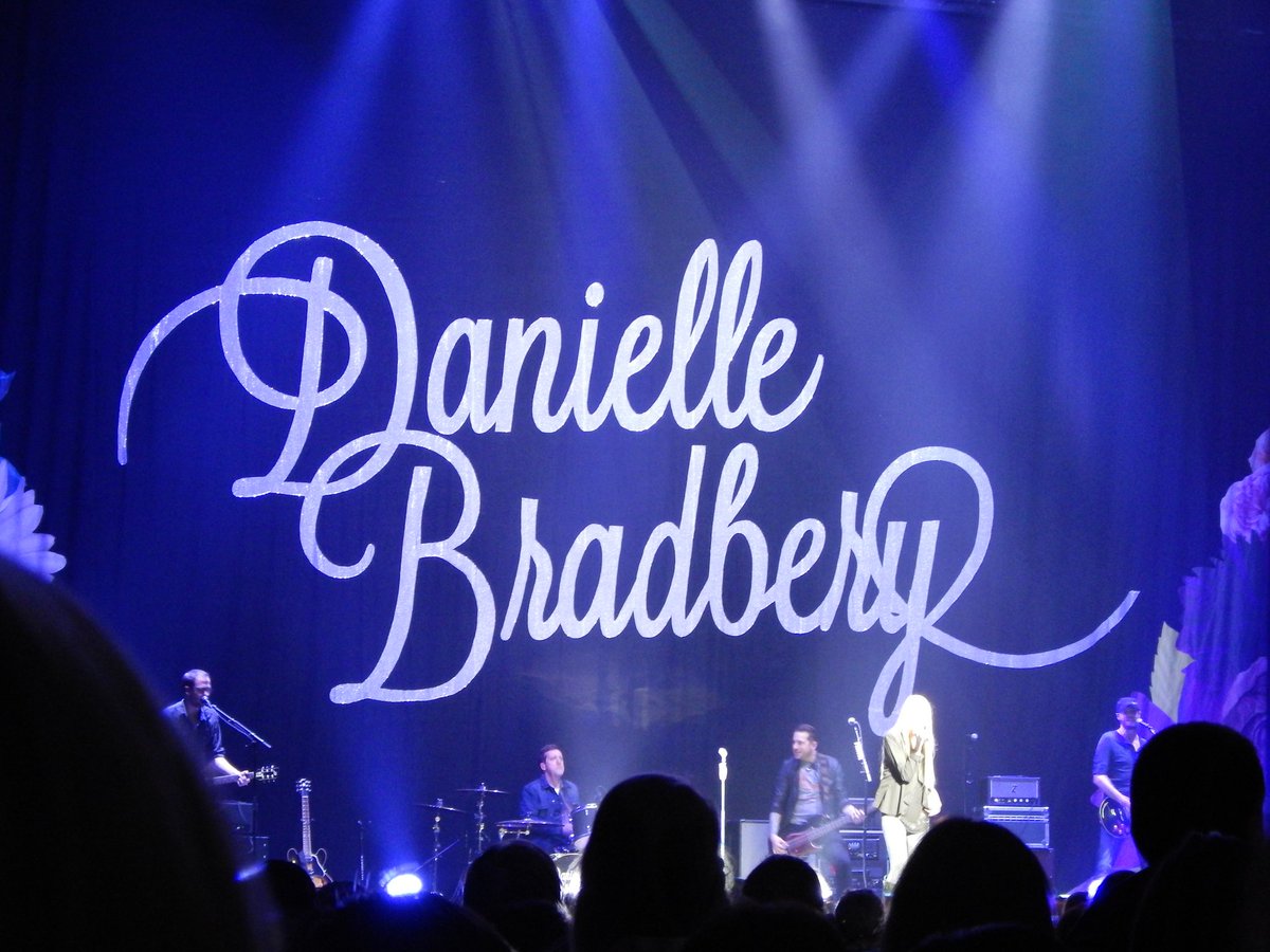 13JustBeingMe's tweet photo. It's been 1yr already? 😮 @DanAndShay @HunterHayes @HHRoadGuy @DBradbery @dansmyers @ShayMooney #werenotinvisibletour https://t.co/jdwnA2yJCD