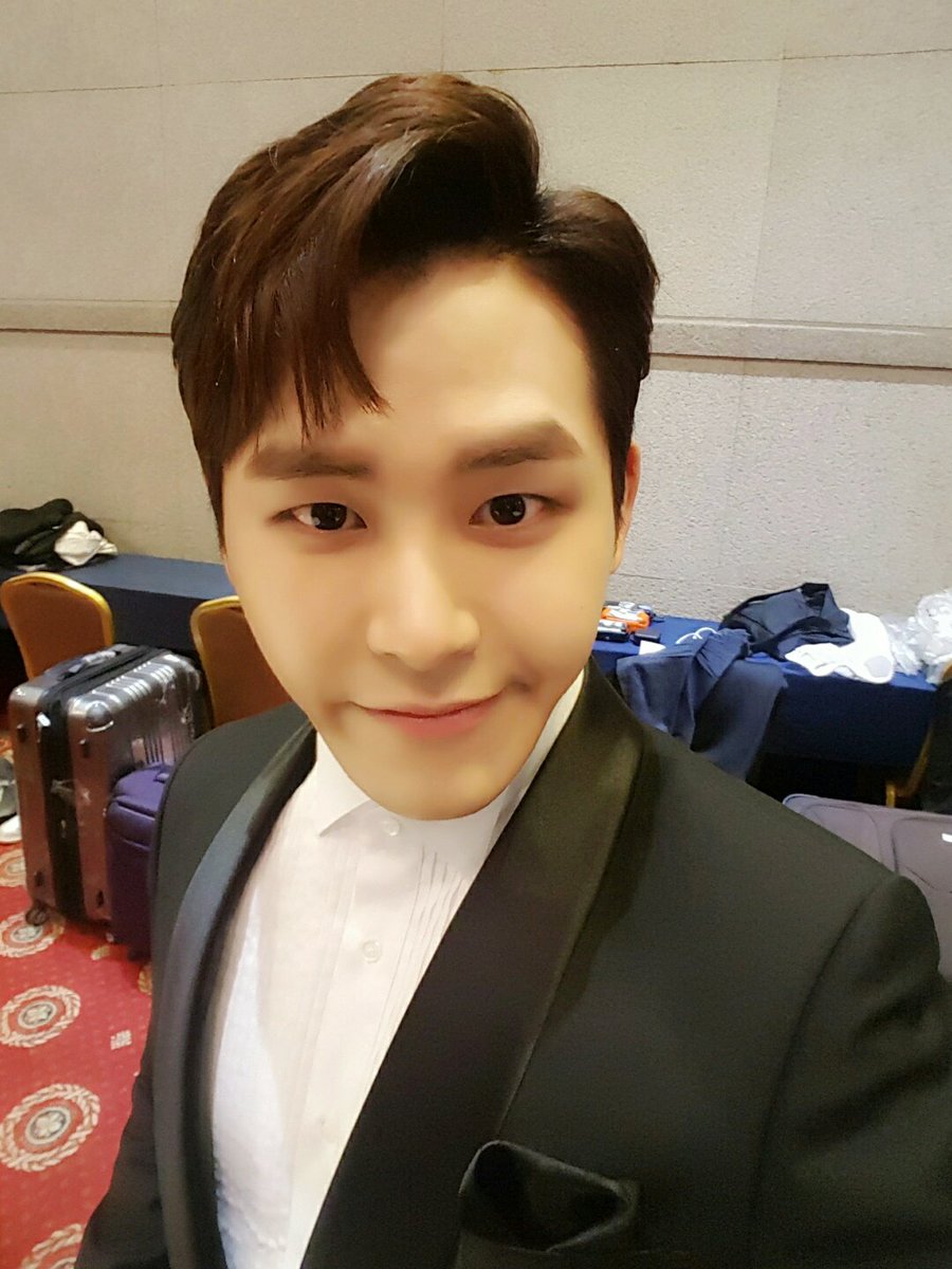 Official_IFNT's tweet photo. [#INFINITE] 여러분↗️🙈 오늘은 인피니트의 만능남 호원군의 생일입니다❤️ #호원 군을 위한 축하메세지 남기러 가 보실까요?😍 
▶https://t.co/BNmGHSxO9j
#셀카완벽(•̀.̫•́✧) https://t.co/v013m9fgKU