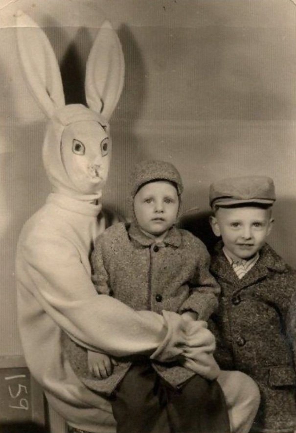 子ども恐怖のどん底 イースターバニー との記念写真 ウサギが邪悪すぎて笑える 画像まとめ Togetter
