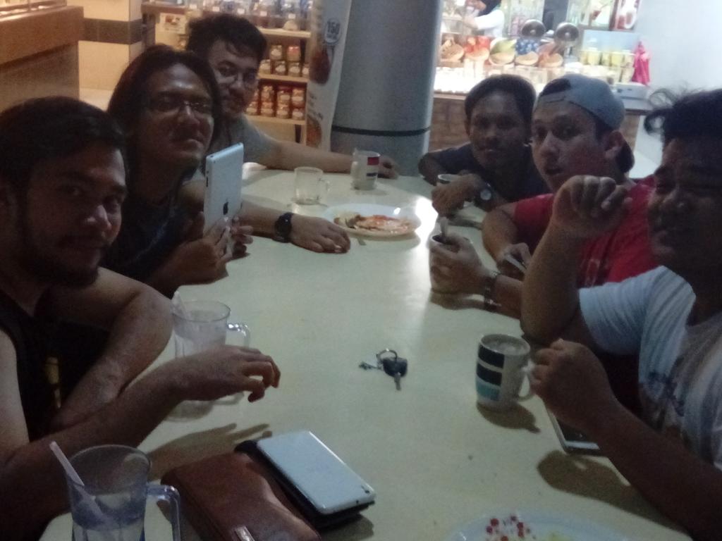 LOLShaika's tweet photo. With the Bukan Seni-man for the #bendAsing this 29th. Pray for our safe journey guysss https://t.co/L6v5OnELfx