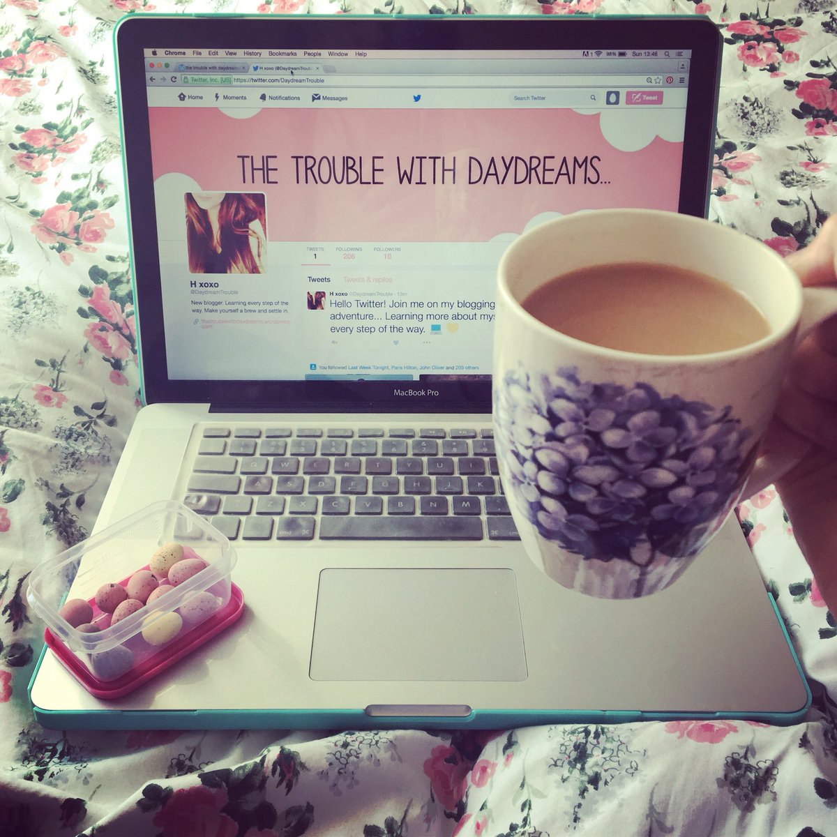 DaydreamTrouble's tweet photo. Having a very productive Sunday ☁️💻 #newblogger #endlesstea #minieggs #thetroublewithdaydreams https://t.co/pCV7mqi2Lb
