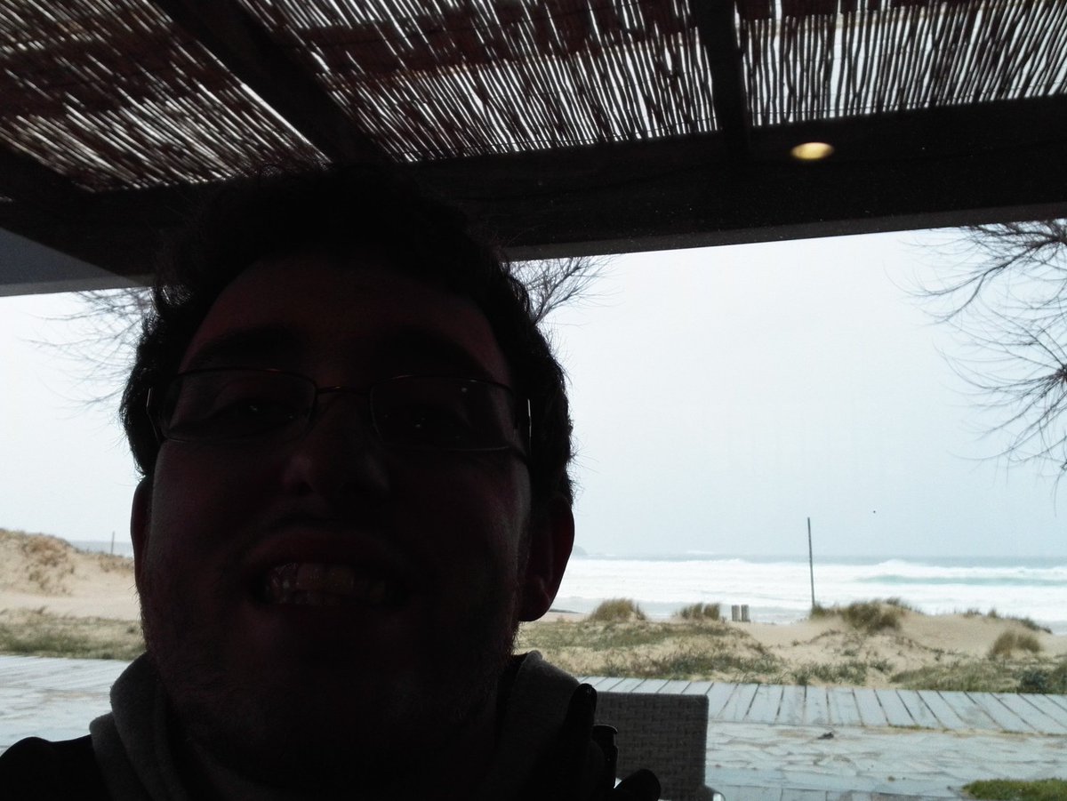 ene_kito's tweet photo. En pleno temporal nun chiringuito de praia https://t.co/POJCIuLd9z