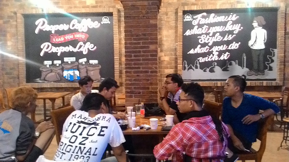 Diskusi asik di kafe Able bersama mas Seto dan mas Hadi
