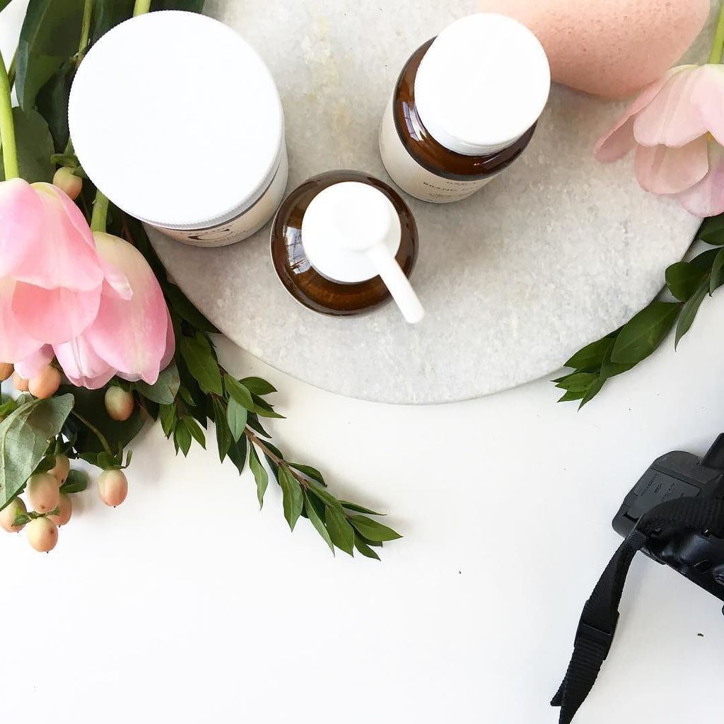 TheInnerWild's tweet photo. Behind the scenes on a spring photoshoot for #greenbeauty client @oneloveorganics. #Tulips… https://t.co/TrWAOILa2j https://t.co/WYmhiNviL1