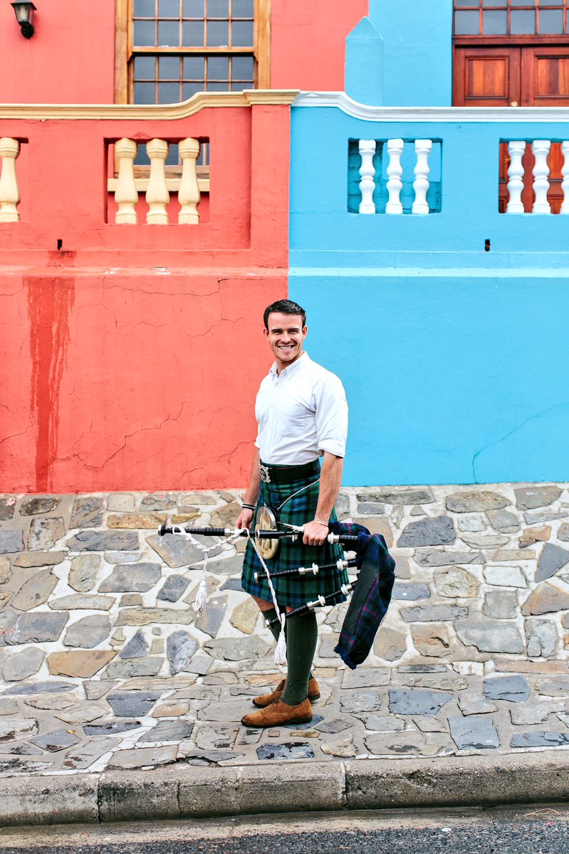 FirstPiper's tweet photo. BoKaap in blue (and a bit of red...π). A beautiful place to wander round for Easter Sunday!! π£π£π£ #bagpipeCT #Easter https://t.co/z6VfioQTwh