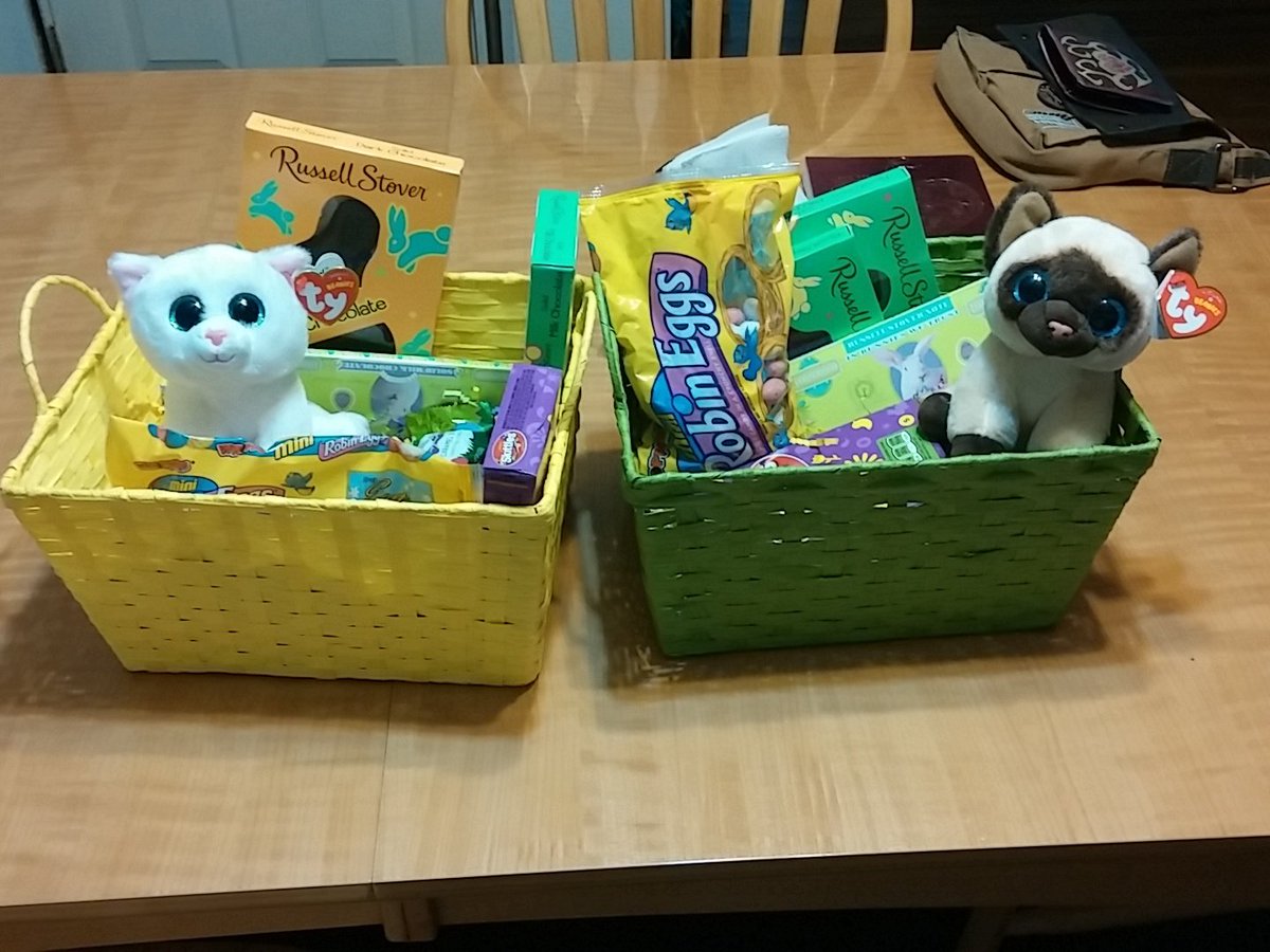LilacLayne's tweet photo. Easter Sunday at the home of @trulyteru and me. My mom is hard to live with sometimes, but she tries so hard. <3 https://t.co/WThyO5Dezl