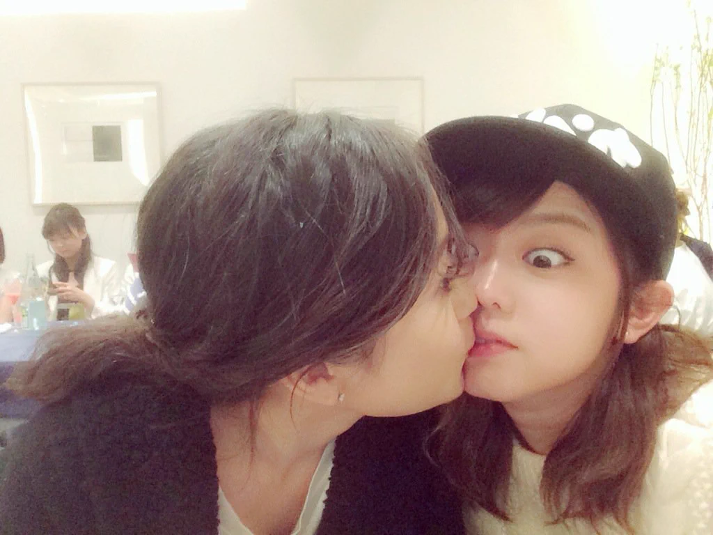 前田敦子と峯岸みなみが濃厚キス？！衝撃的な写真♥♥