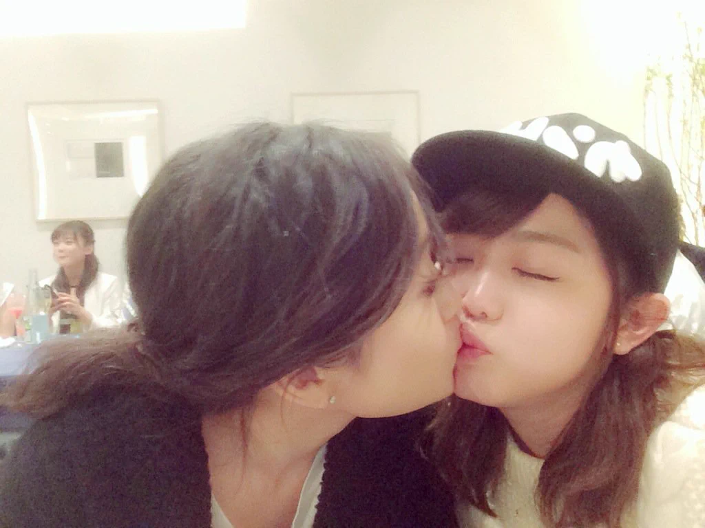 前田敦子と峯岸みなみが濃厚キス？！衝撃的な写真♥♥