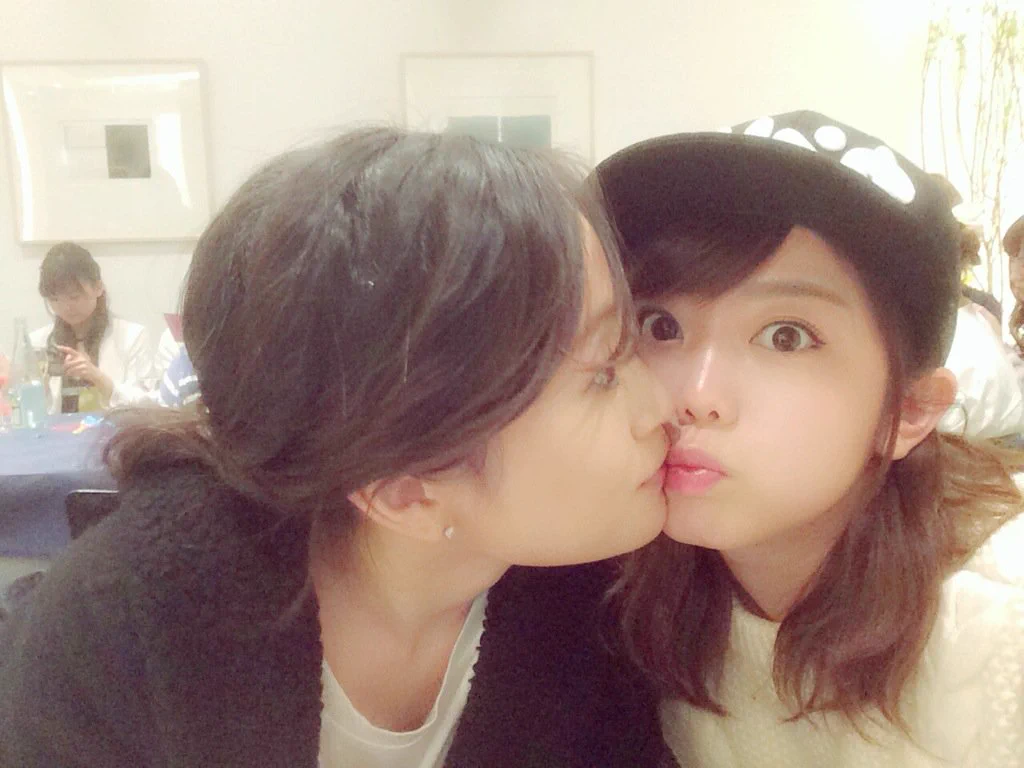 前田敦子と峯岸みなみが濃厚キス？！衝撃的な写真♥♥