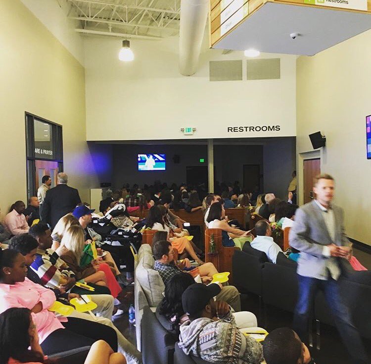 JohnShelton_'s tweet photo. 2,583 just at the 11:15 service &amp; 195 in overflow! We had to pull office chairs so that ppl could hear the message 😳 https://t.co/4Dv8Nouj2a