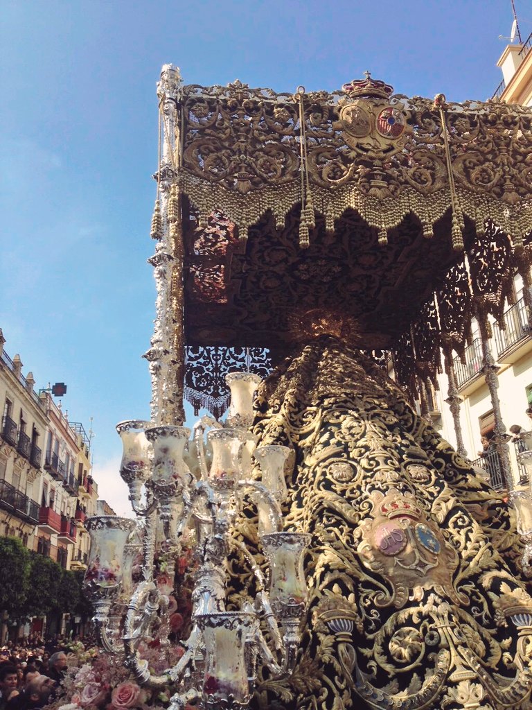 trianeradtriana's tweet photo. ¿Qué ya huele a feria? A mi me sigue oliendo a las rosas y a el incienso de mi Esperanza... https://t.co/o1JgNn7VE7