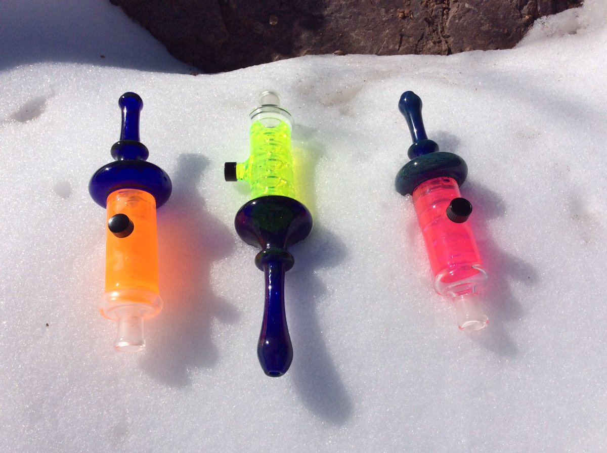 BradWilsonGlass's tweet photo. @DabbersDaily  @LifeAsADabber @SmokersDepotllc How do you #dab with your #honeyhover? #Dabs in #snow! #frozendabs https://t.co/vc6rd4HHeE