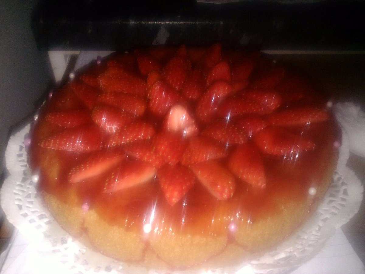 FrenchDelices's tweet photo. Strawberry cake https://t.co/5Nq46KVviu