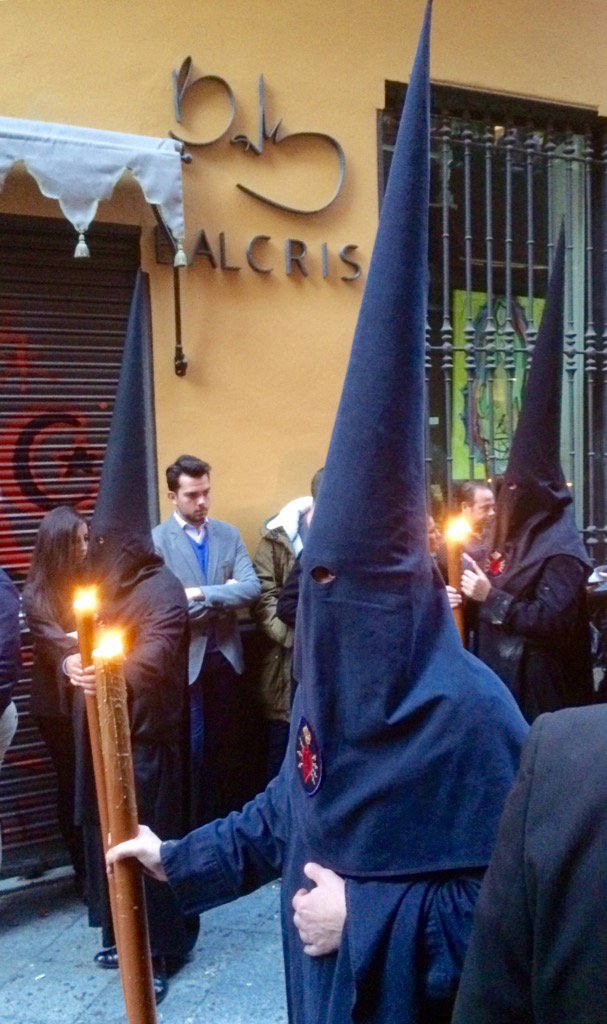 crossphot's tweet photo. Traditionnelles processions à Seville https://t.co/9vmWGCP6nS