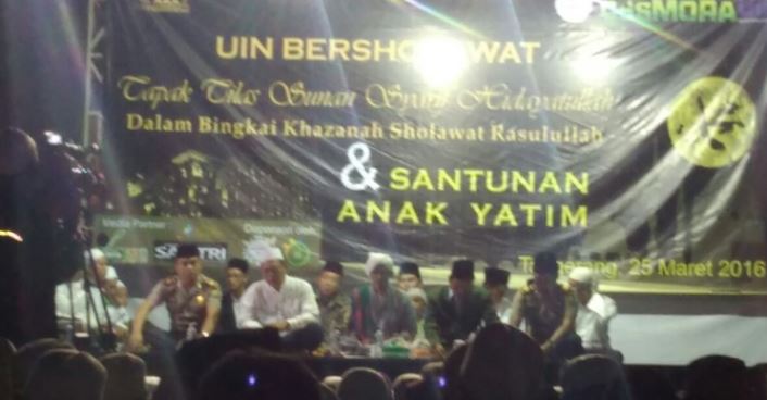 AliTretan's tweet photo. Lewat UIN Jakarta Bersholawat, Komunitas Santri Serukan Perdamaian - SantriNews 
https://t.co/gXx2Dno0r8 https://t.co/YuuZRwsONu