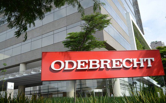 RevistaEpoca's tweet photo. Odebrecht promete entregar Lula e campanha de Dilma à Lava Jato #Época https://t.co/NXUvkG51TP https://t.co/ws4wNCD3s5