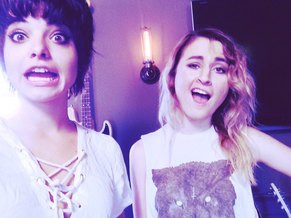 HeyViolet's tweet photo. Happy Easter!!🐰🐰 https://t.co/li0kdi4D9I