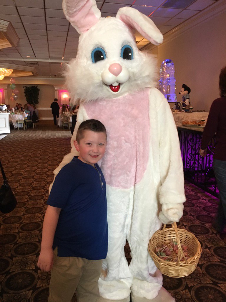 slnohai's tweet photo. Happy Easter! @VBHilltopManor with @michaeljnohai https://t.co/uofk1Uhqbp