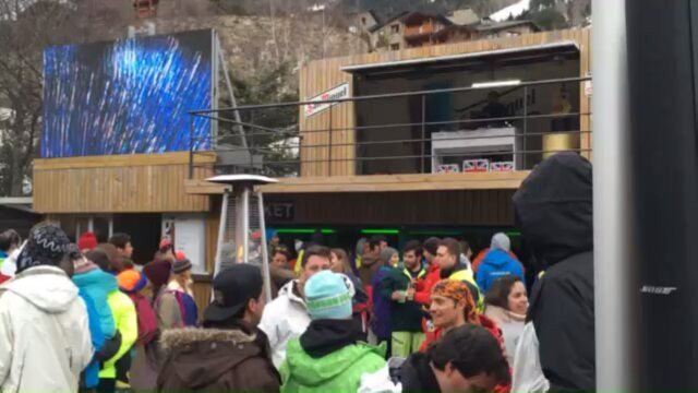 LifeAtWarpSpeed's tweet image. Sacando al sr. Wilson de marcha por Andorra. #andorra #labarseteltarter #srwilson #snowboa… ift.tt/1MtWRnz