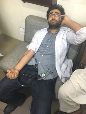 _sattix's tweet image. A doctor at hospital.In addition to treating his patients also donating them his blood #LahoreBlast #PrayForPakistan