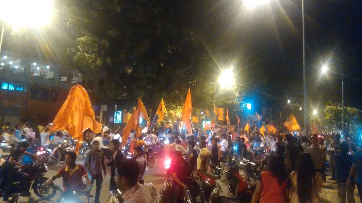 FakeGladiator's tweet image. Crazy scenes at Goodluck Chowk, FC Road. Its a joy to watch the euphoria among the public! #Pune #IndvsAus