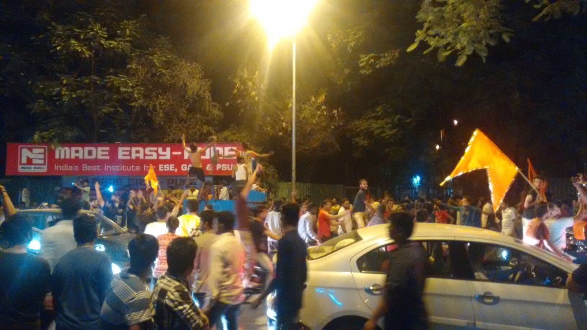 FakeGladiator's tweet image. Crazy scenes at Goodluck Chowk, FC Road. Its a joy to watch the euphoria among the public! #Pune #IndvsAus