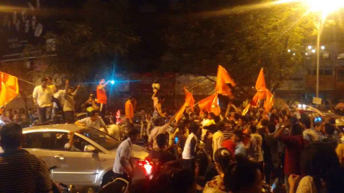 FakeGladiator's tweet image. Crazy scenes at Goodluck Chowk, FC Road. Its a joy to watch the euphoria among the public! #Pune #IndvsAus