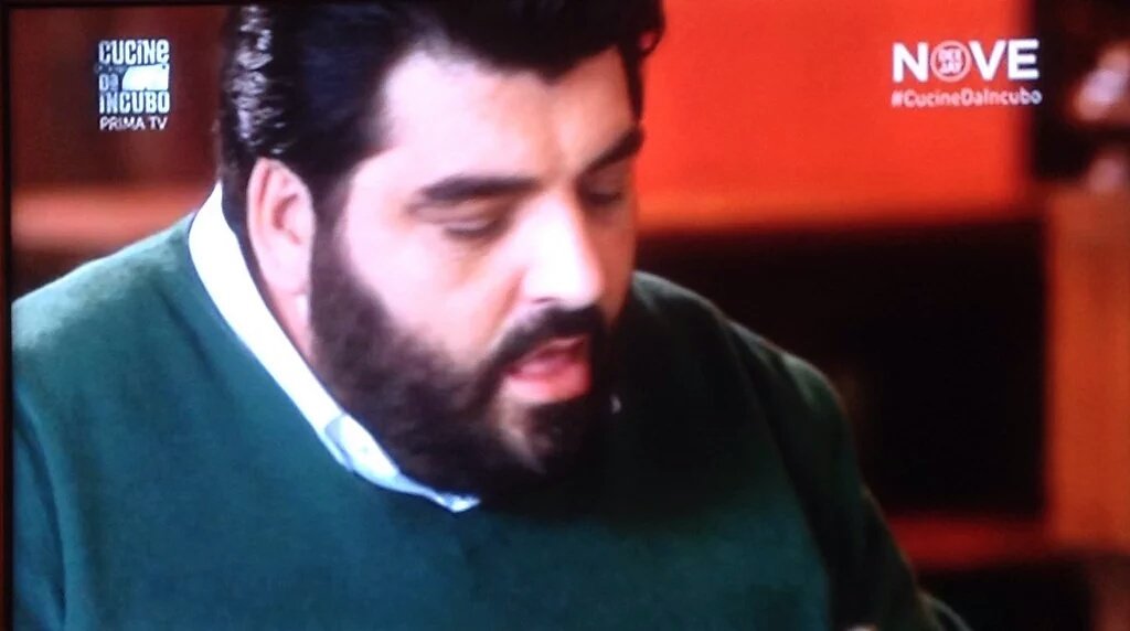 lsdm_albert's tweet photo. Sono tornate le #pacche quindi vuol dire che è tornato #CucineDaIncubo ed è tornato @Antoninochef https://t.co/W22qCv9N96
