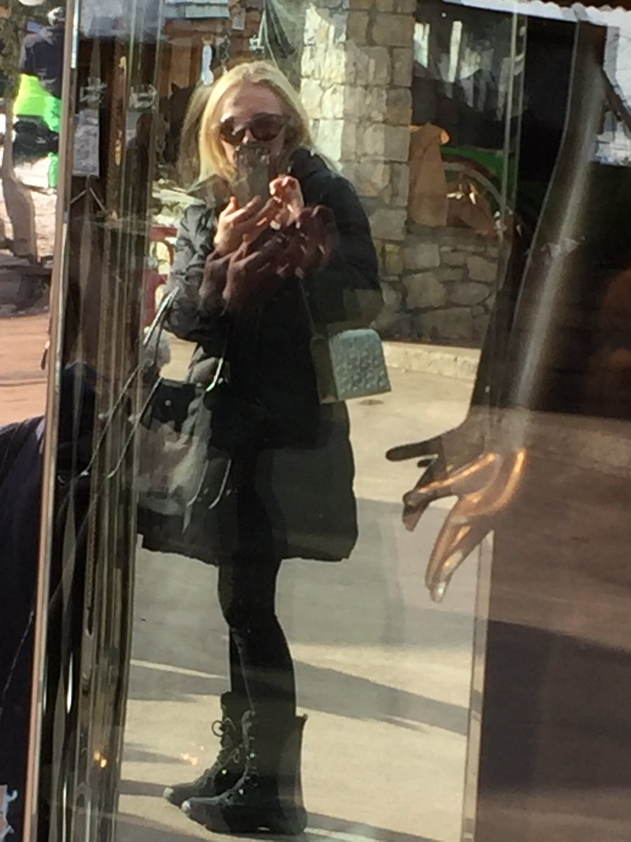 CarminHandbags's tweet photo. As seen in Courchevel #luxury #fashion #handbag https://t.co/nvntVkKApx