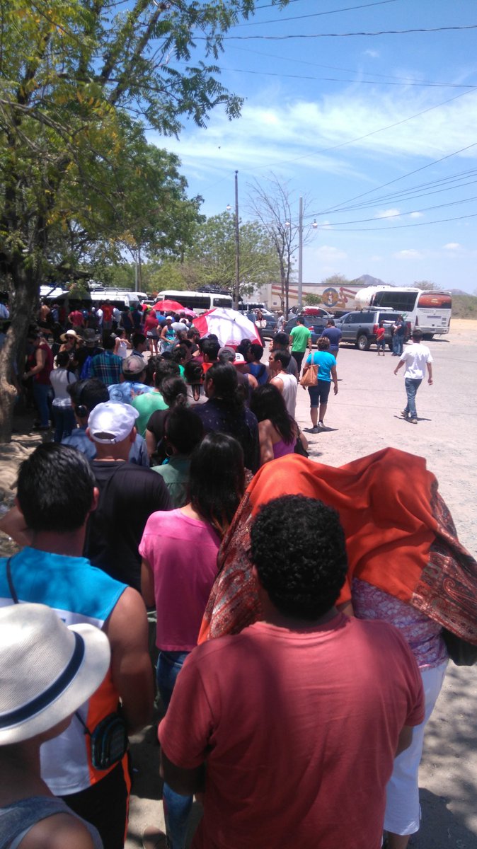RA_arevalo's tweet photo. Frontera Honduras Nicaragua detenida. Muchos Salvadoreños afectados. #alertus https://t.co/pHcKBRw16A