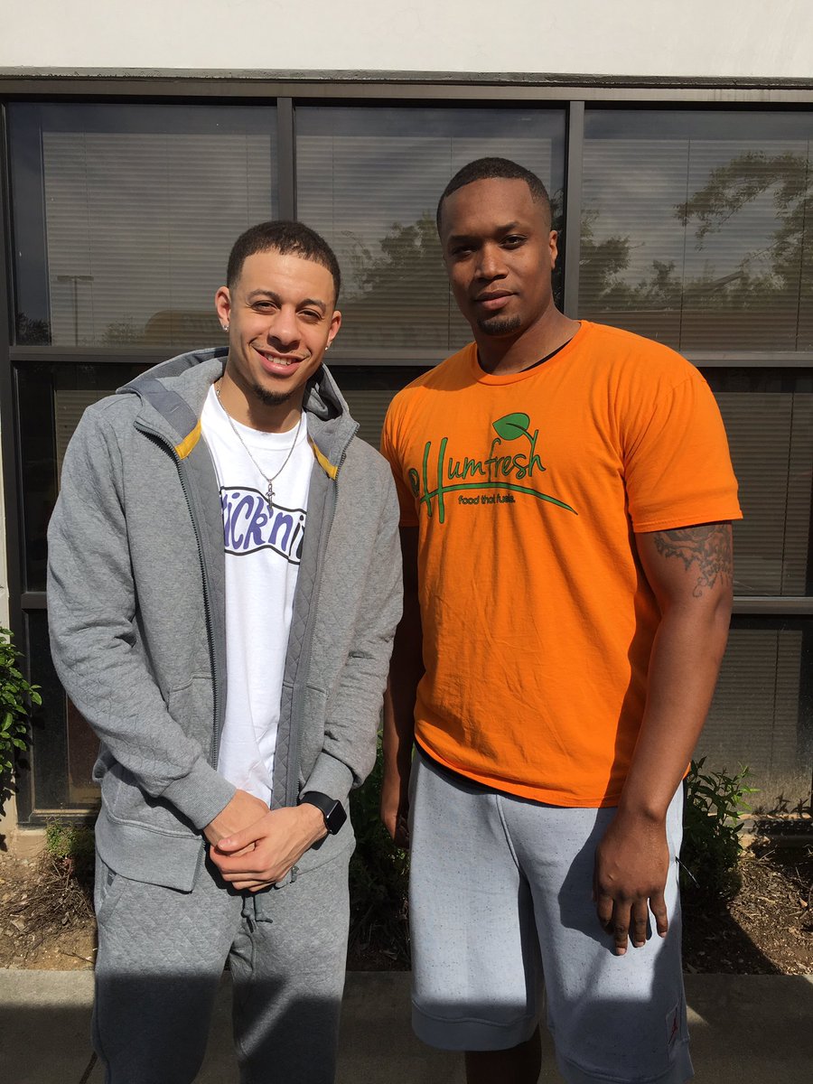 EatHumFresh's tweet photo. Our founder and @SacramentoKings @sdotcurry at yesterday's #thekickback hosted by @KicknIt_ and @coseezy! #HumFresh https://t.co/OiGPWR8YNe