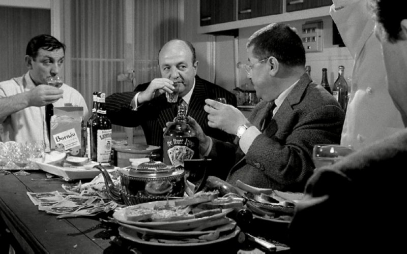 FranceTV's tweet photo. La meilleure contre-soirée de tous les temps #Cuisine #TontonsFlingueurs https://t.co/uOBur06ZeO