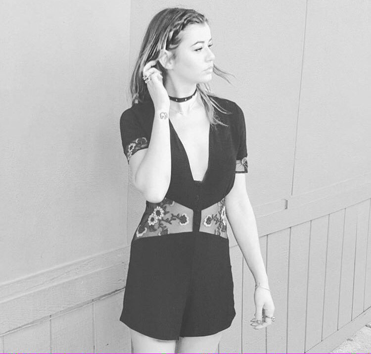 ShelbaeScrubs's tweet image. Eleanor on Instagram! 🕶