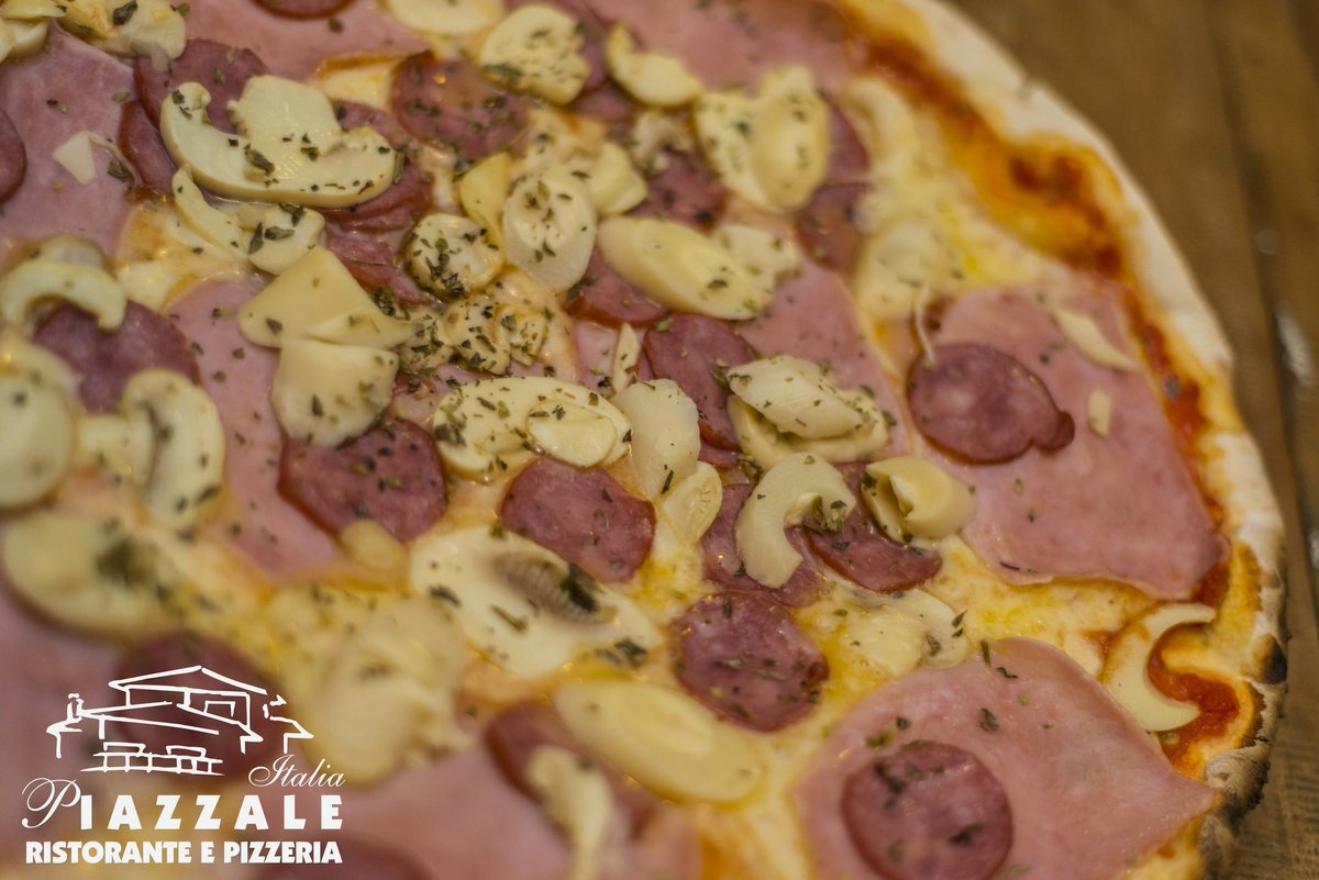 Piazzale's tweet photo. Domingo é o dia dela! 🍕🍕🍕😍 #piazzaleitalia #piazzale #melhoritaliano #pizza #italianfood #vejanatal #3236-4424 https://t.co/jlAhMqIrud