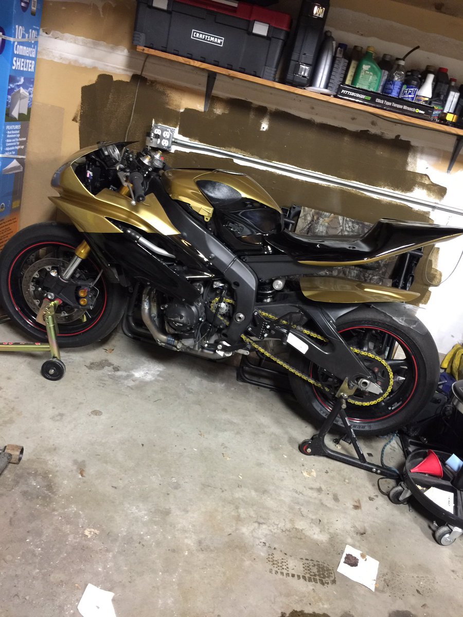 Squatchon2's tweet photo. The new lead sled is gonna look HOT! #danewestby #black&amp;gold #ignitionracewear #hookit #sexy #R6 #yamaha https://t.co/ojG9FuYkAc