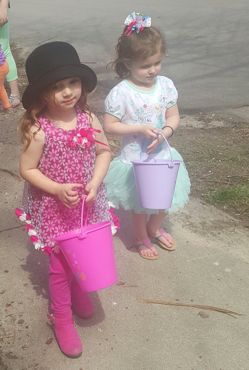 LisaJulianPea's tweet photo. Raelynn &amp; Lexi getting ready to look for Easter eggs...Happy Easter...love her so much... https://t.co/rZ1SHwW8q1