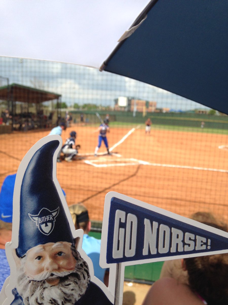 mccaymama's tweet photo. @luthercollege hanging out with the softball team on spring break in Florida #luthersoftball https://t.co/mARqC8l0CS