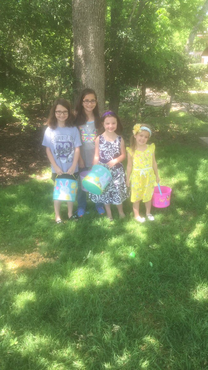 Jwhitteker18's tweet photo. Isn't my family the cutest?! #EasterInTexas https://t.co/ogrO8sXXeU