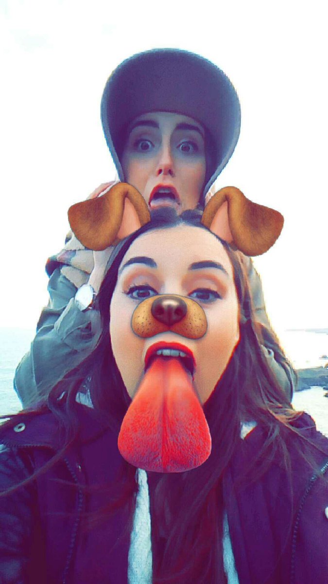 Chicadel94's tweet photo. Mucho daño nos está haciendo snap. @Veruuuus "La niña de la pradera y su perrita." https://t.co/7kVtuuhDPU