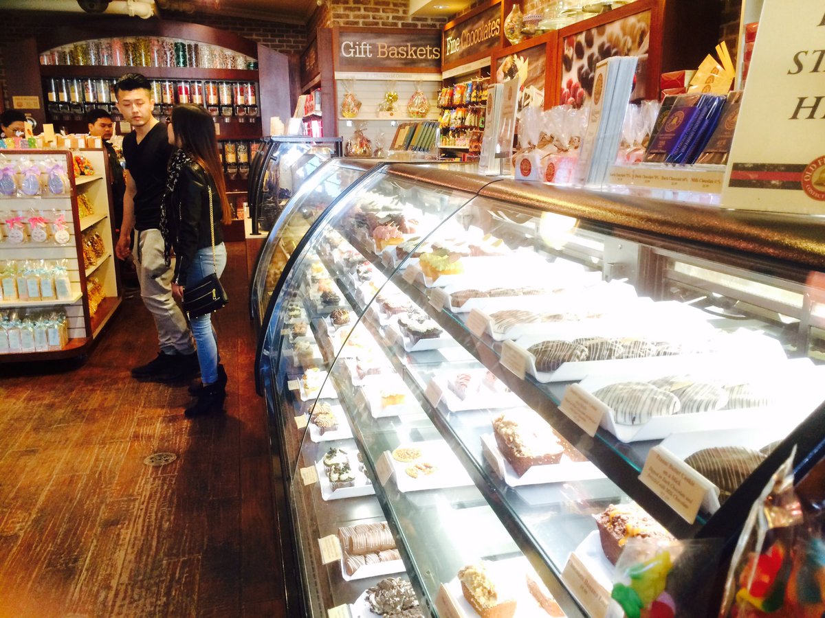 TorontoTraipser's tweet photo. Happy #Easter all! Nothing spells Easter like chocolate! #OldFirehallConfectionery #Unionville #Markham https://t.co/9KUGeRL005