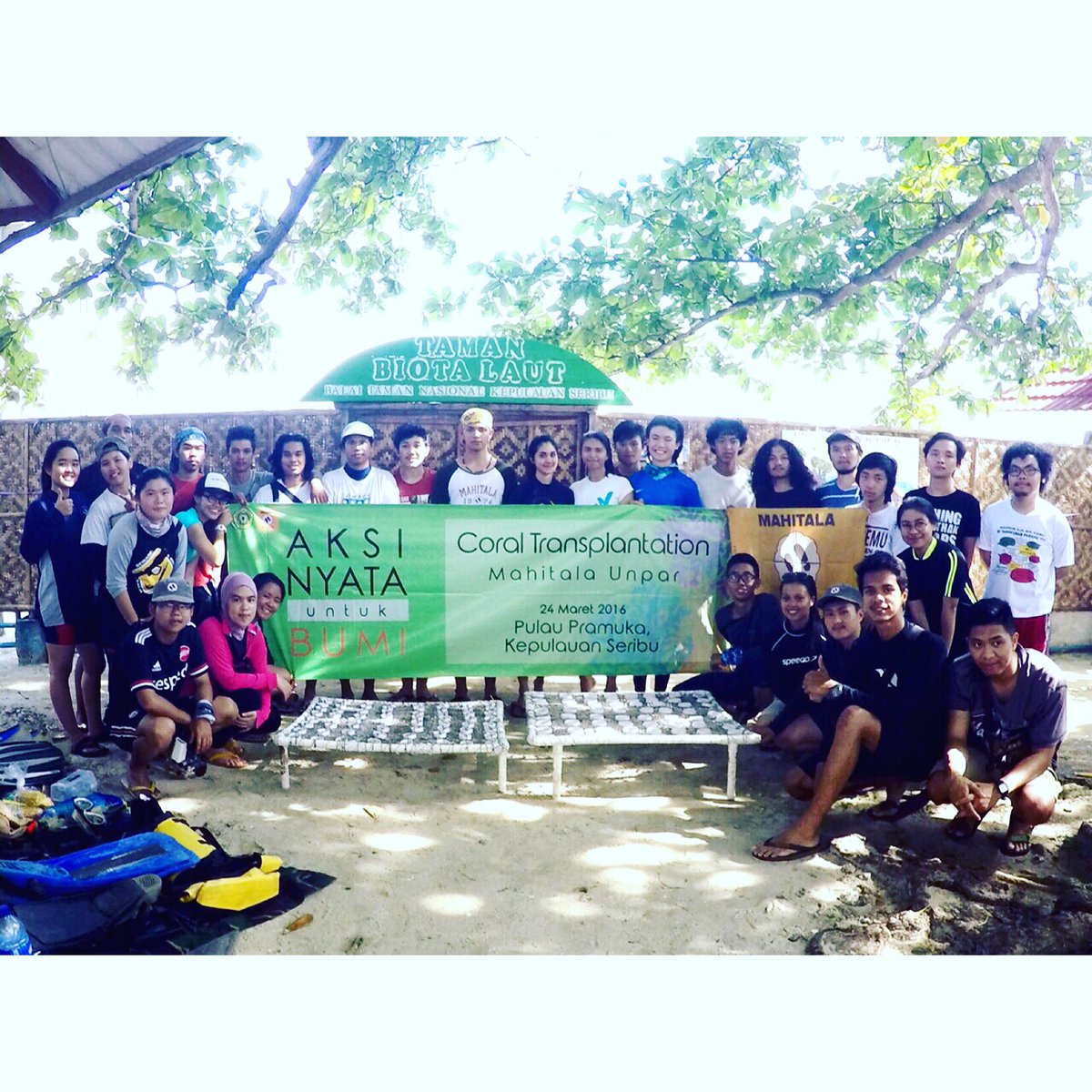 Kami belajar melakukan transplantasi terumbu karang di Kepulauan Seribu (24/3/16). Yuk kita jaga alam kita bersama!