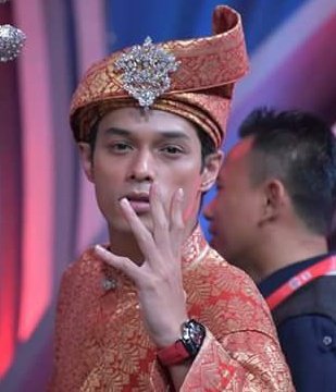 A4s1mu3t's tweet photo. dear @ERA_fm bila nak jemput @hazmanofficial bintang tamu kat #JoHaRa https://t.co/Iu2mRJhEqW